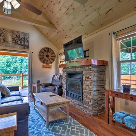 Cozy Riverfront Cabin With Private Deck And Hot Tub! 브라이슨시티 외부 사진