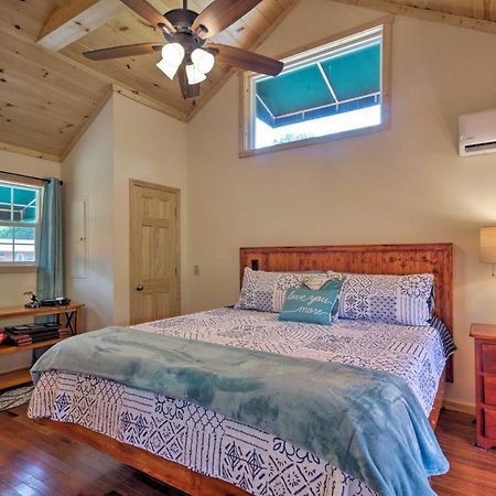 Cozy Riverfront Cabin With Private Deck And Hot Tub! 브라이슨시티 외부 사진