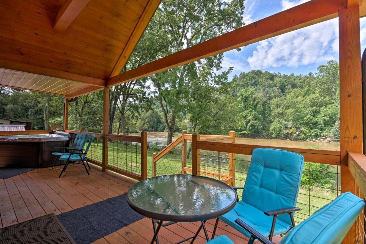 Cozy Riverfront Cabin With Private Deck And Hot Tub! 브라이슨시티 외부 사진