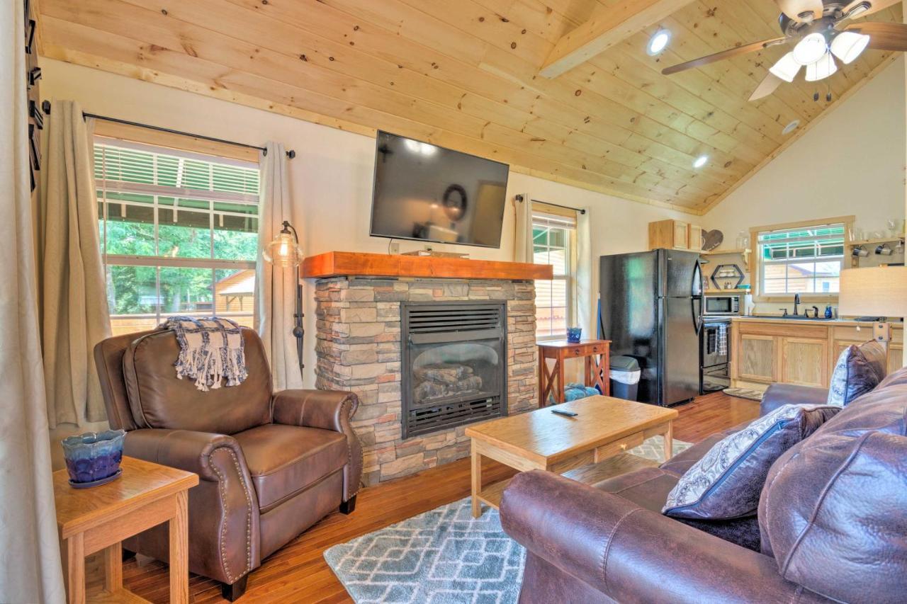 Cozy Riverfront Cabin With Private Deck And Hot Tub! 브라이슨시티 외부 사진