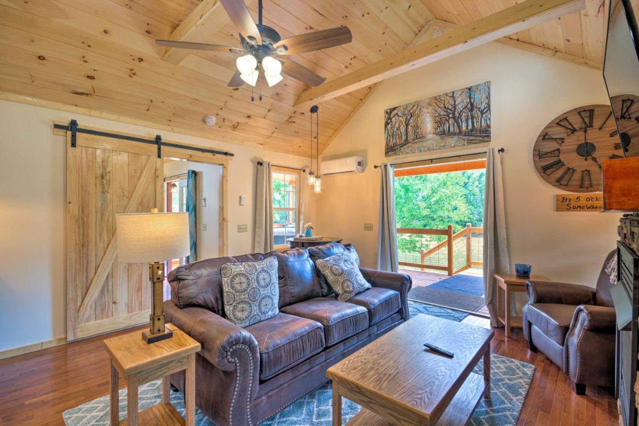 Cozy Riverfront Cabin With Private Deck And Hot Tub! 브라이슨시티 외부 사진