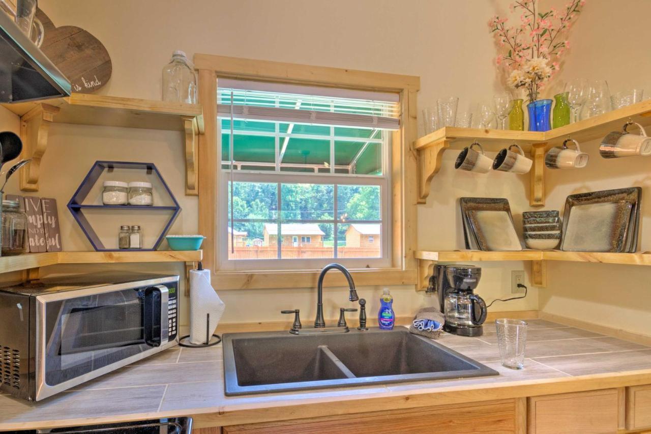 Cozy Riverfront Cabin With Private Deck And Hot Tub! 브라이슨시티 외부 사진