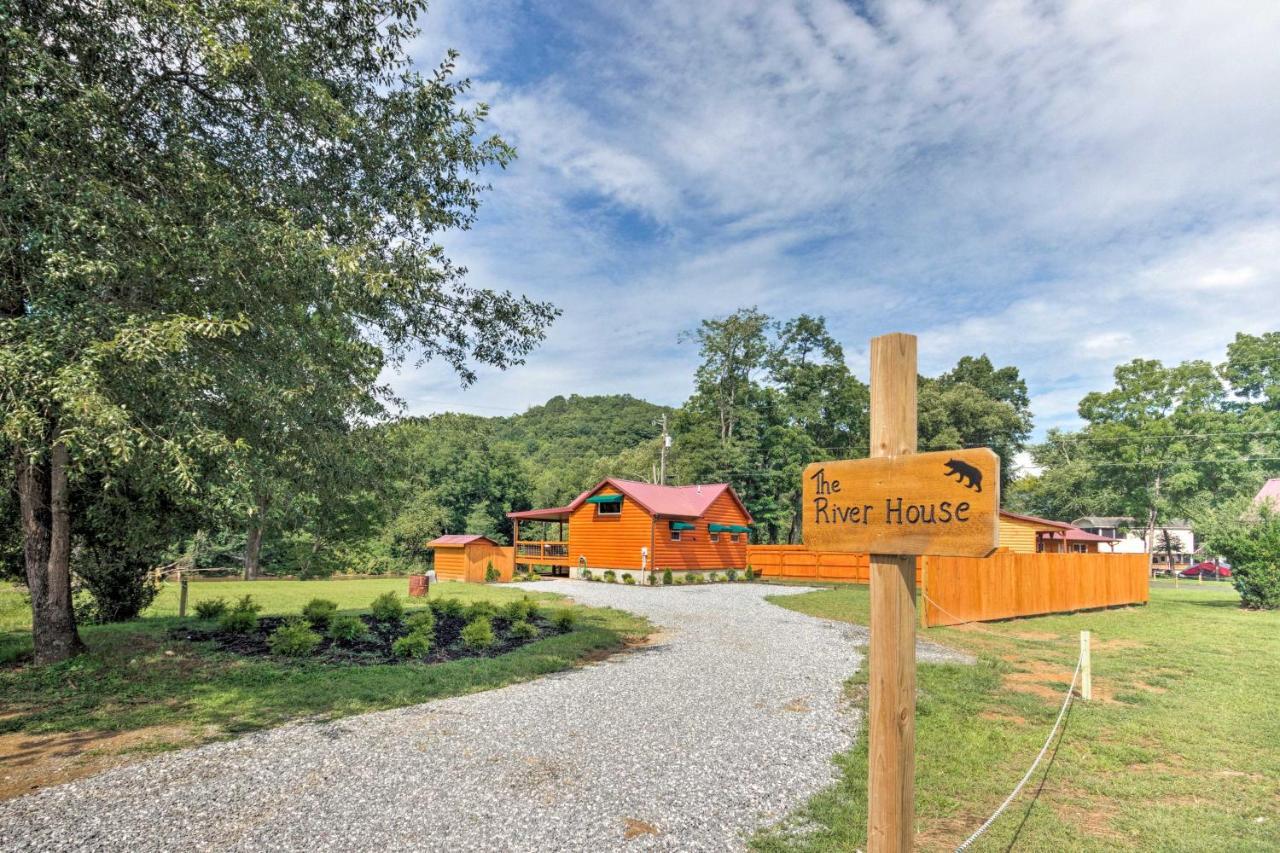 Cozy Riverfront Cabin With Private Deck And Hot Tub! 브라이슨시티 외부 사진