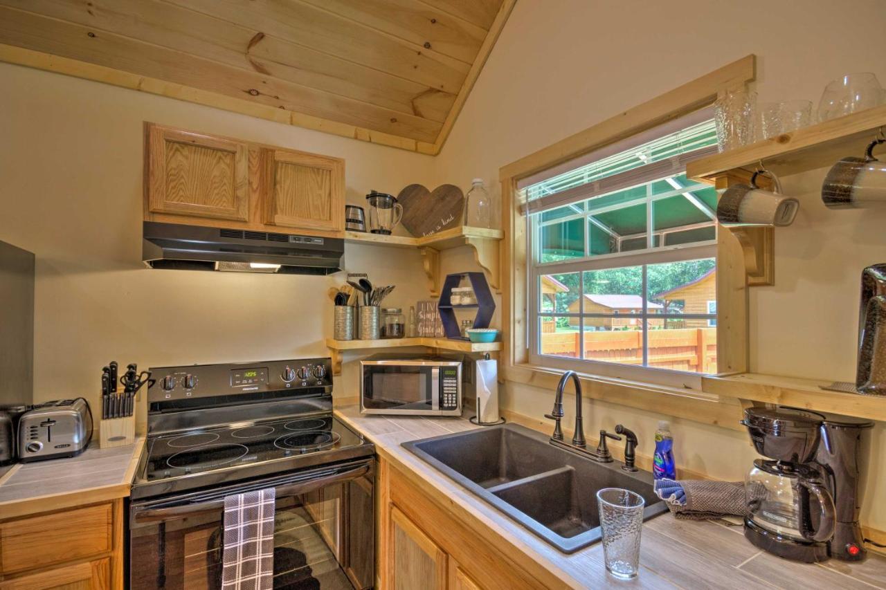 Cozy Riverfront Cabin With Private Deck And Hot Tub! 브라이슨시티 외부 사진