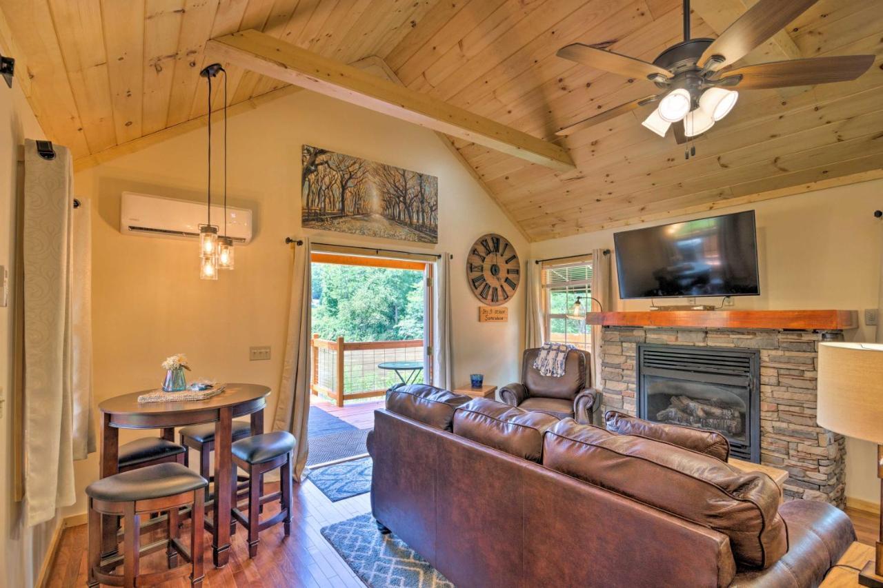 Cozy Riverfront Cabin With Private Deck And Hot Tub! 브라이슨시티 외부 사진