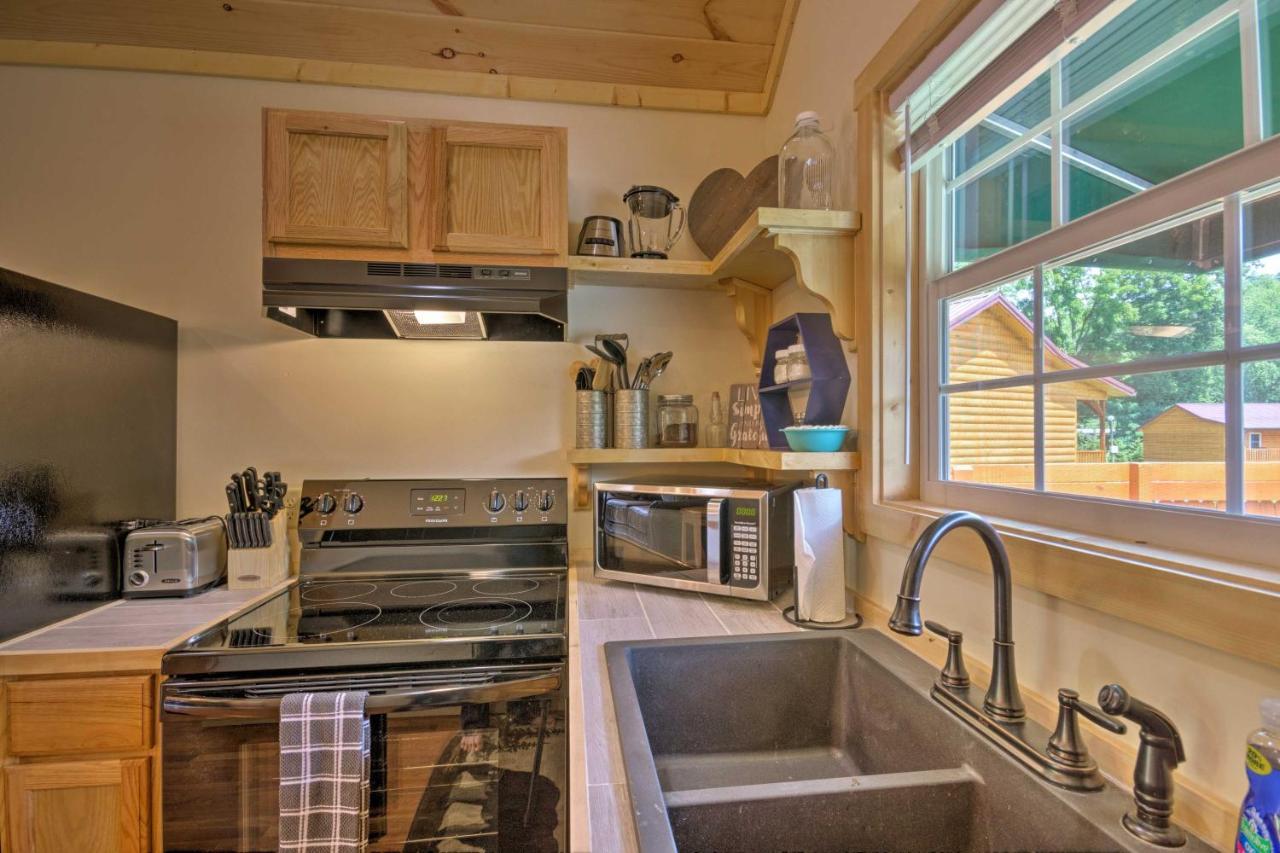 Cozy Riverfront Cabin With Private Deck And Hot Tub! 브라이슨시티 외부 사진