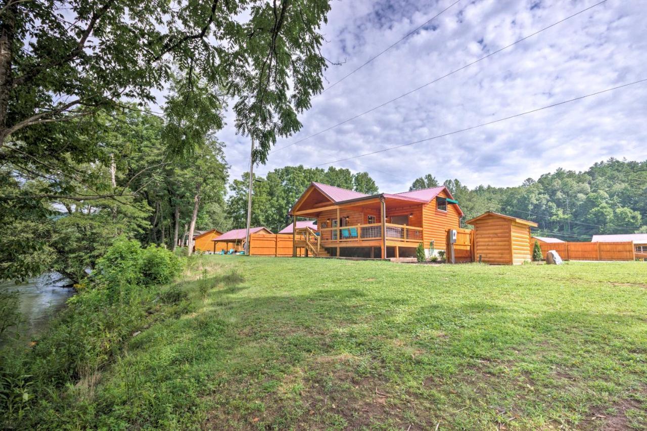 Cozy Riverfront Cabin With Private Deck And Hot Tub! 브라이슨시티 외부 사진