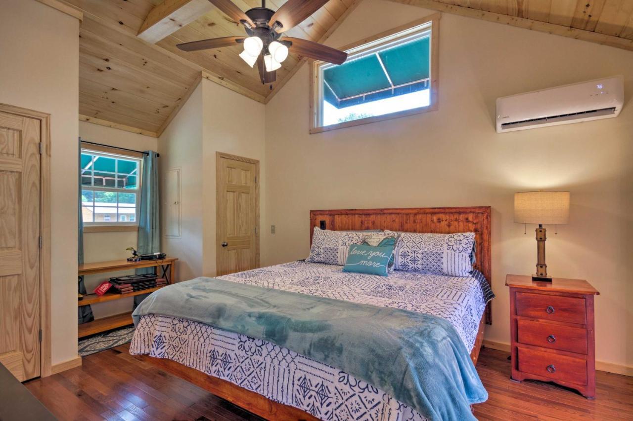 Cozy Riverfront Cabin With Private Deck And Hot Tub! 브라이슨시티 외부 사진