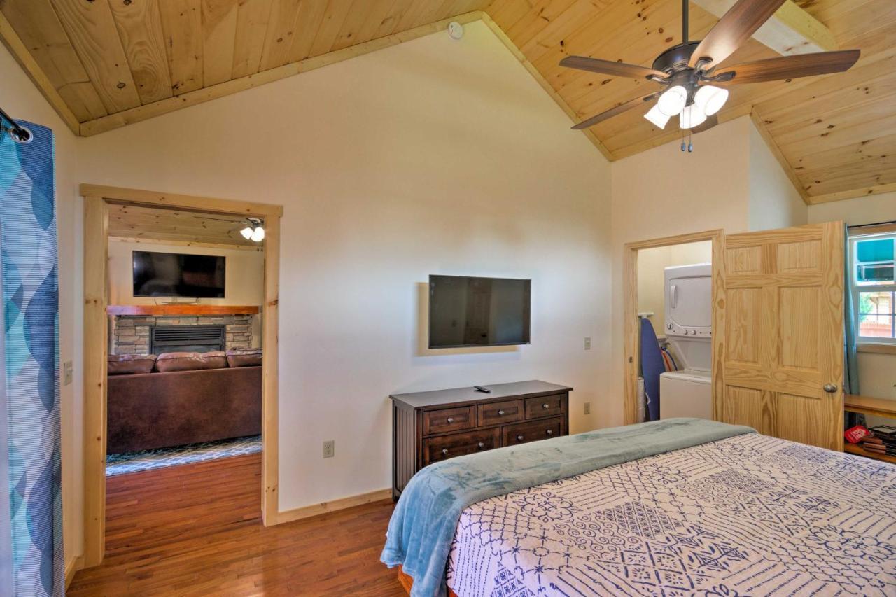 Cozy Riverfront Cabin With Private Deck And Hot Tub! 브라이슨시티 외부 사진