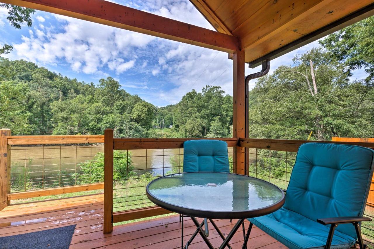 Cozy Riverfront Cabin With Private Deck And Hot Tub! 브라이슨시티 외부 사진