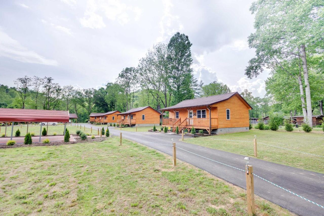 Cozy Riverfront Cabin With Private Deck And Hot Tub! 브라이슨시티 외부 사진