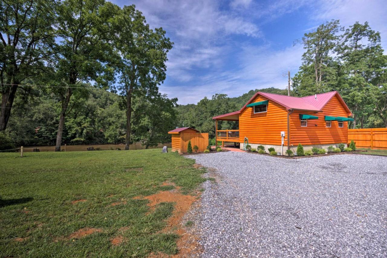 Cozy Riverfront Cabin With Private Deck And Hot Tub! 브라이슨시티 외부 사진