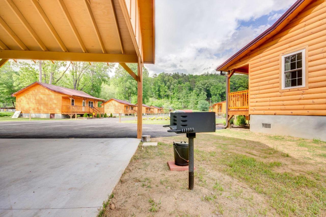 Cozy Riverfront Cabin With Private Deck And Hot Tub! 브라이슨시티 외부 사진