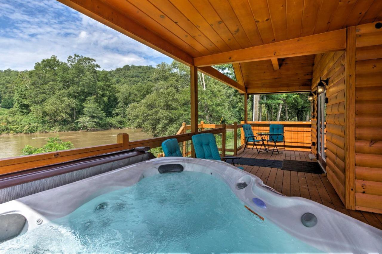 Cozy Riverfront Cabin With Private Deck And Hot Tub! 브라이슨시티 외부 사진