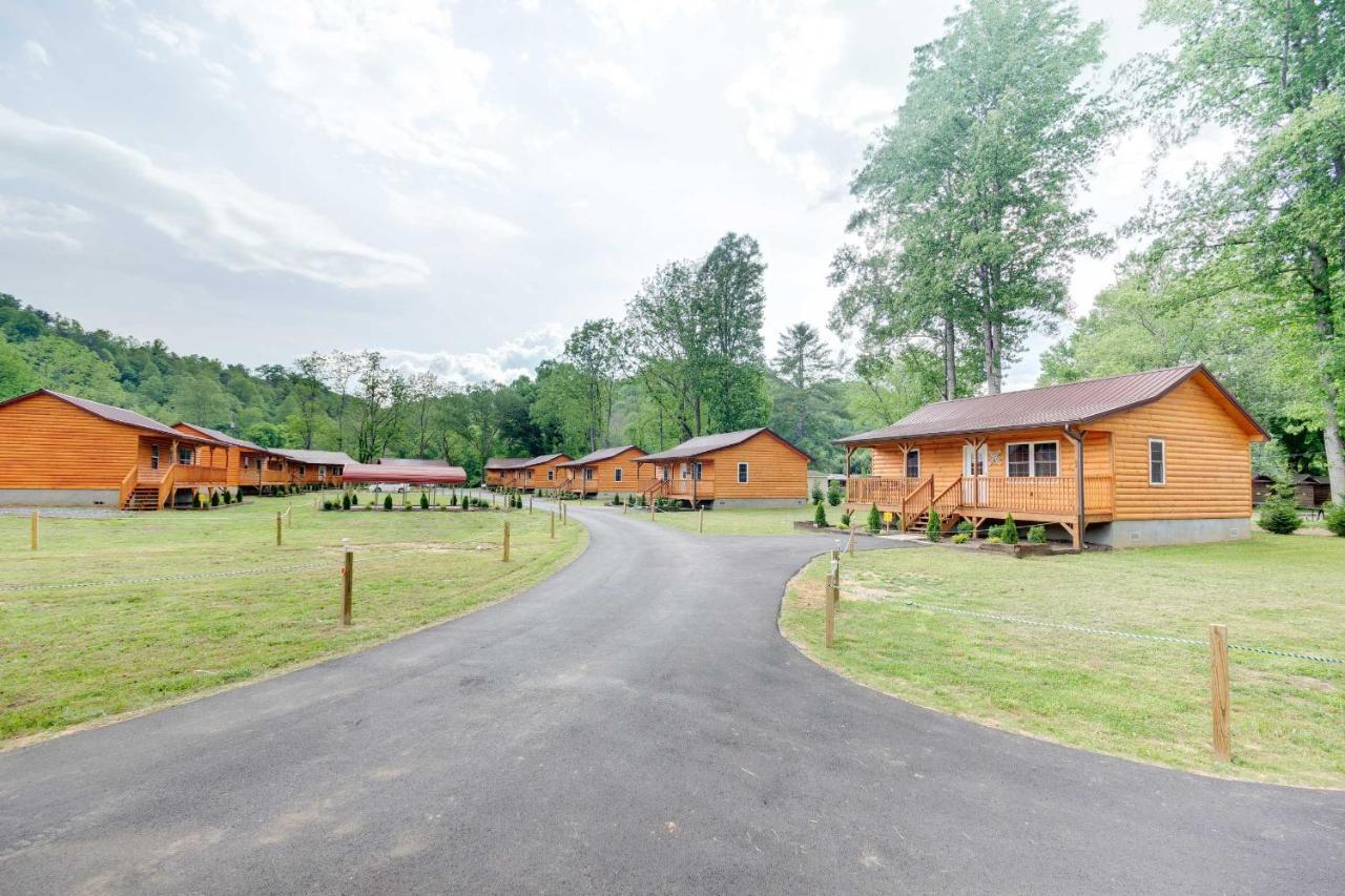 Cozy Riverfront Cabin With Private Deck And Hot Tub! 브라이슨시티 외부 사진